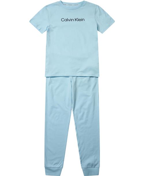 Se Calvin Klein Knit PJ SET SS+Cuffed Pant Str 10-12 år - 0yw Nattøj hos Magasin ved Magasin