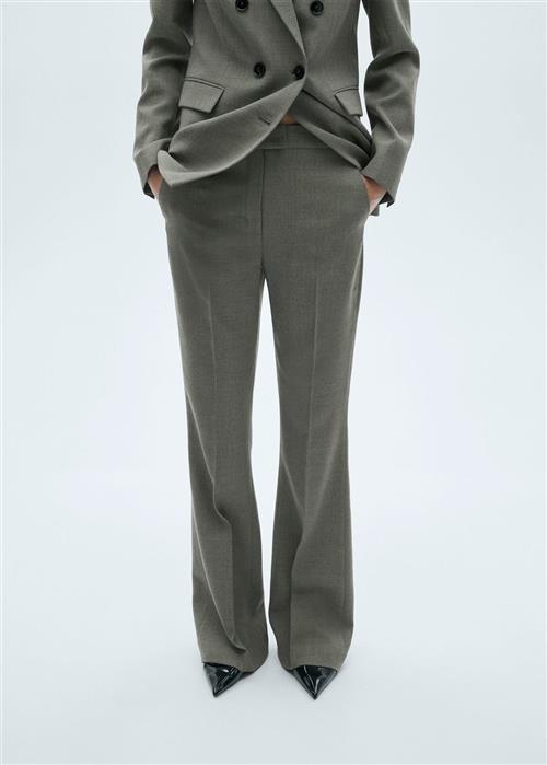 Se MANGO Flared Suit Trousers Kvinde Lt Pastel Grey Bukser Str 40 - hos Magasin ved Magasin