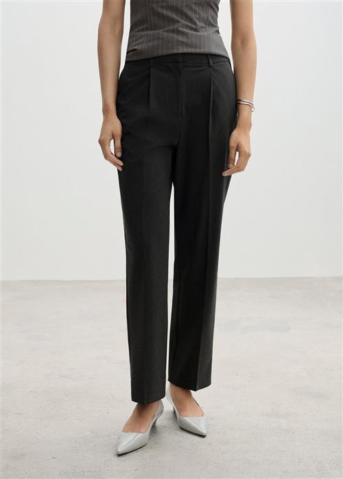 Se MANGO Pleated Straight Trousers Kvinde 92 Bukser Str 40 - hos Magasin ved Magasin