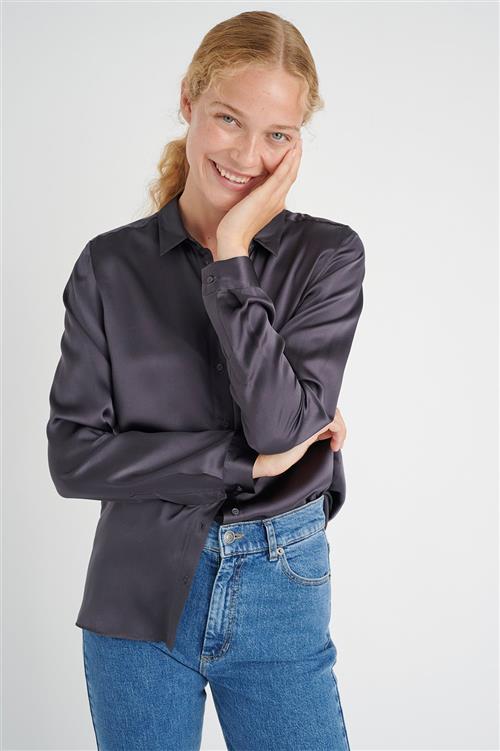 Se InWear Leonore Shirt Premium 100% Silk Kvinde Charcoal Langærmede Skjorter Relaxed Fit Str 40 - hos Magasin ved Magasin