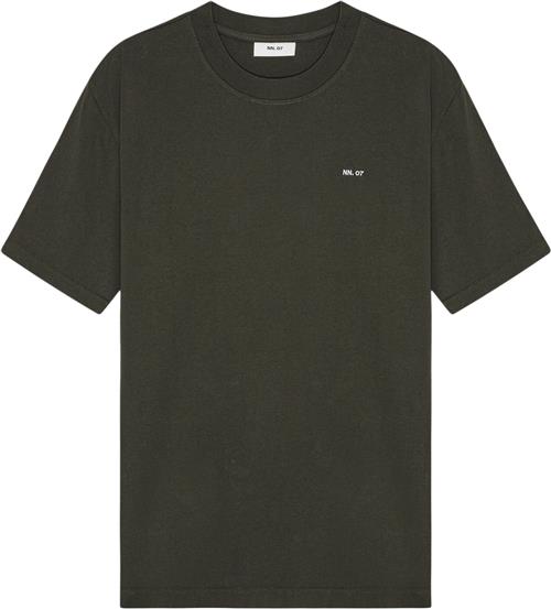 NN07 Adam EMB Tshirt 3209 Mand Dark Army Kortærmede T-shirts Str L - hos Magasin