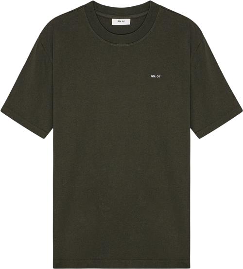 Se NN07 Adam EMB Tshirt 3209 Mand Dark Army Kortærmede T-shirts Str M - hos Magasin ved Magasin