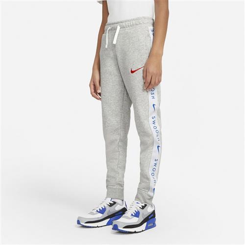 Nike Sportswear Swoosh Fleece Joggingbukser 122-128 / XS - Træningsbukser Bomuld hos Magasin