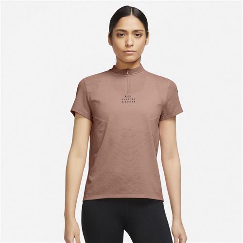 Nike Dri Fit Adv Run Division Engineered Lobe T Shirt XS - Trænings T-shirts Nylon hos Magasin