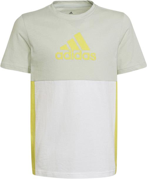 Se adidas Colourblock Tshirt 128 - T-shirts hos Magasin ved Magasin