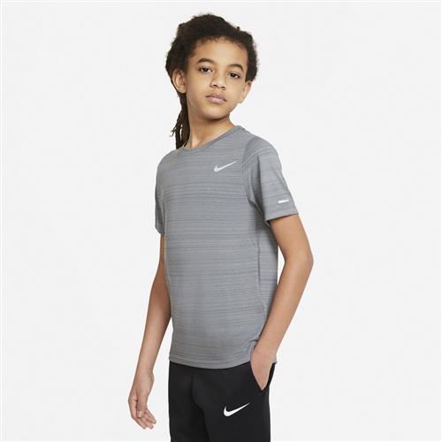 Se Nike Dri Fit Miler Traenings T Shirt 128-137 / S - T-shirts hos Magasin ved Magasin