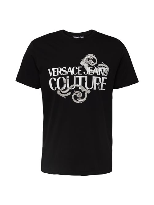 Se Versace Jeans Couture Bluser & t-shirts '76UP600'  grå / sort / hvid ved About You