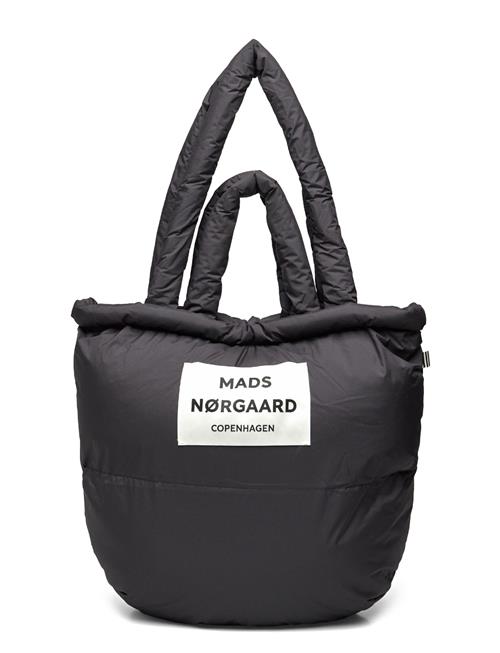 Se Mads Nørgaard Recycle Pillow Bag Mads Nørgaard Black ved Booztlet