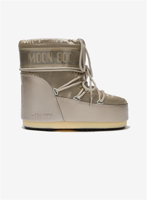 Se Moon Boot Icon Low Glance Platinum ved Number Nine