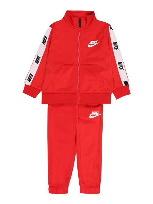 Se Nike Sportswear Joggingdragt  rød / sort / hvid ved About You