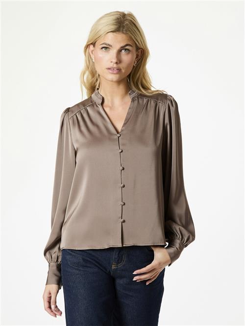 Se Neo Noir Massima Drapy Satin Blouse Kvinde Dark Taupe Langærmede Bluser Str 42 - hos Magasin ved Magasin