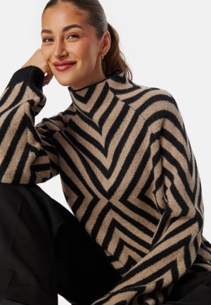 Se BUBBLEROOM Funnel Neck Knitted Sweater Beige/Black S ved Bubbleroom