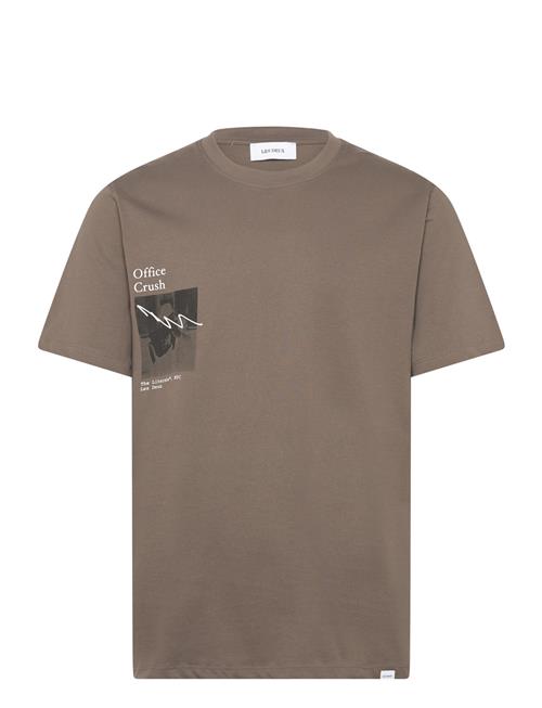 Se Les Deux Newspaper T-Shirt Les Deux Brown ved Booztlet