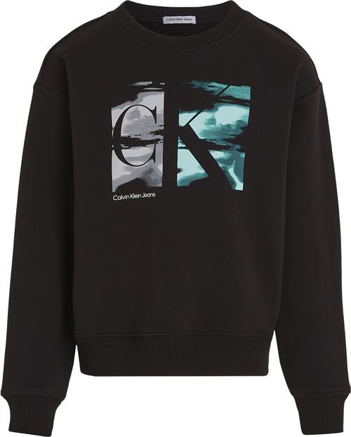 Calvin Klein Serenity Monogram CN Str 12 år - Beh Sweatshirts hos Magasin