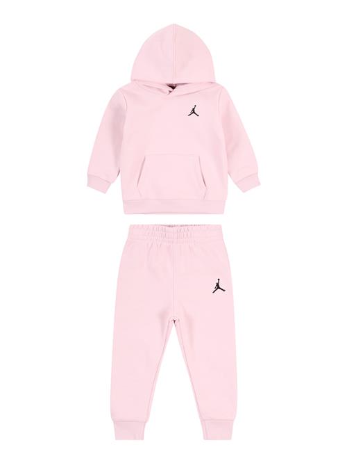 Se Jordan Joggingdragt  pastelpink / sort ved About You