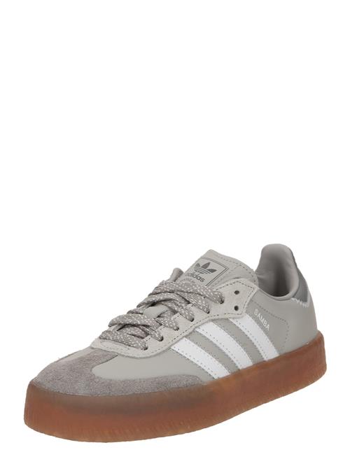 Se ADIDAS ORIGINALS Sneaker low 'SAMBAE'  grå / hvid ved About You