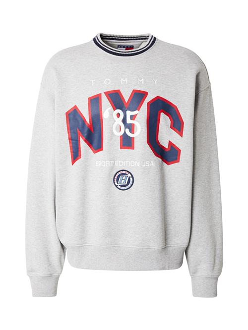 Se Tommy Jeans Sweatshirt 'GAME DAY NYC'  navy / grå-meleret / knaldrød / hvid ved About You