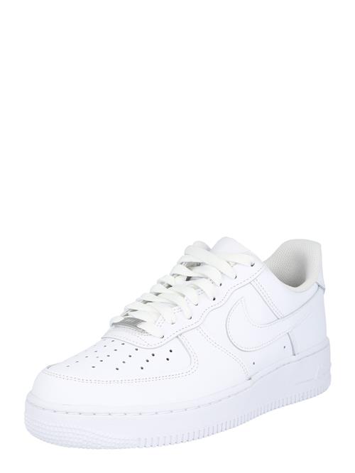 Se Nike Sportswear Sneaker low 'AIR FORCE 1 07'  hvid ved About You