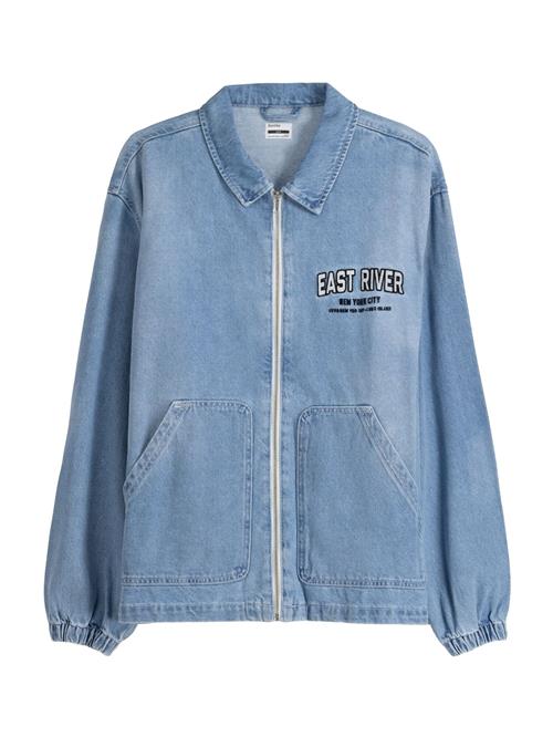 Se Bershka Overgangsjakke  blue denim / sort ved About You