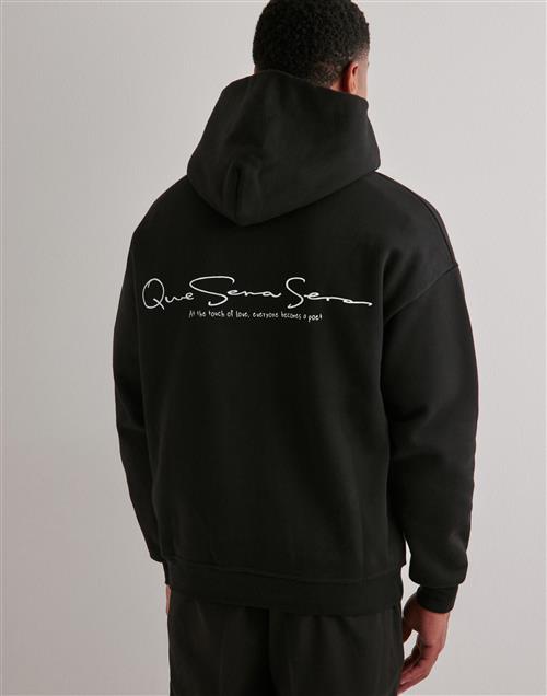 Que Sera Sera Cozy Signature Hoodie Hoodies Sort