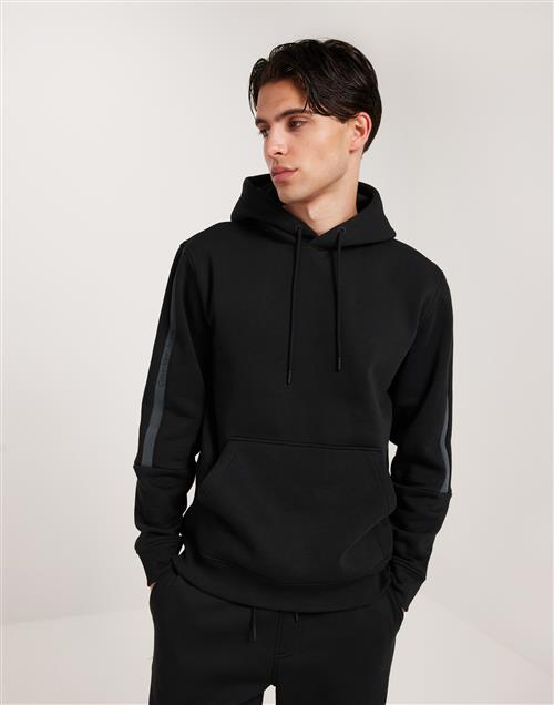 Se Calvin Klein Jeans Logo Tape Hoodie Hoodies Sort ved NLY Man