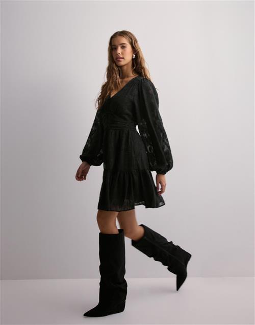 Se Neo Noir - Sort - Rihana Burnout Dress ved Nelly