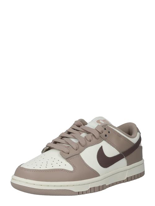 Se Nike Sportswear Sneaker low 'Dunk'  brun / lysebrun / hvid ved About You