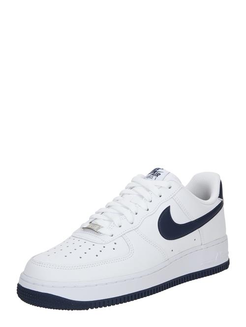 Se Nike Sportswear Sneaker low 'Air Force 1 '07'  mørkeblå / hvid ved About You