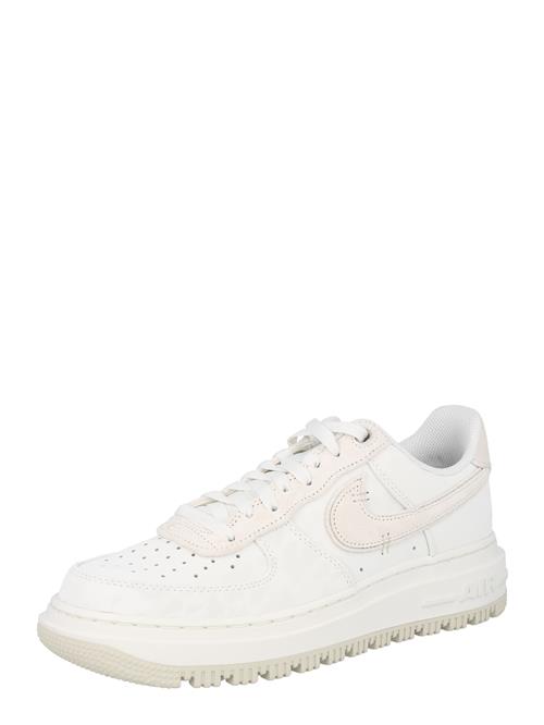 Se Nike Sportswear Sneaker low 'AIR FORCE 1 LUXE'  nude / hvid ved About You