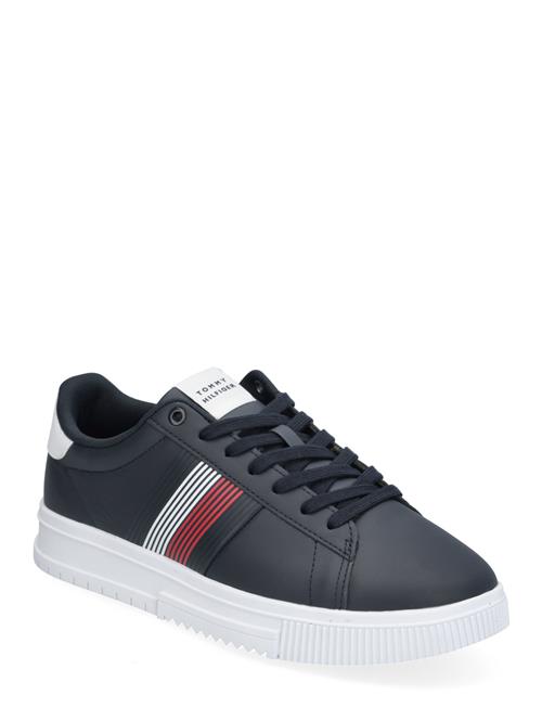 Se Tommy Hilfiger Supercup Lth Seasonal Tommy Hilfiger Navy ved Booztlet