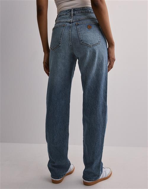 Se Abrand Jeans - Blå - A '94 High Straight Erin ved Nelly