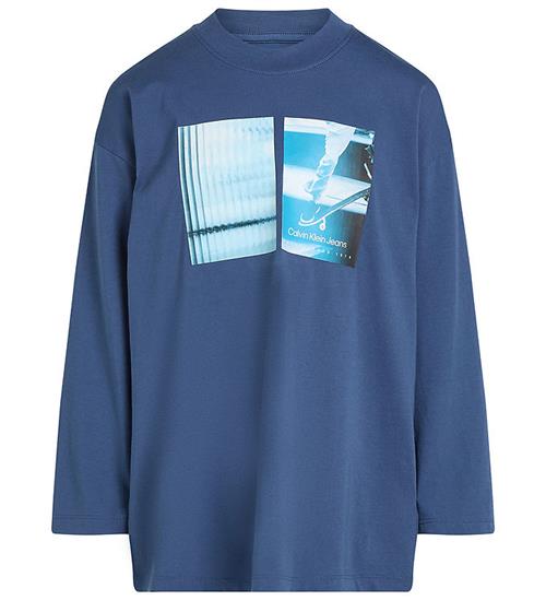 Se Calvin Klein Bluse - Shifted Picture - Ensign Blue ved KidsWorld