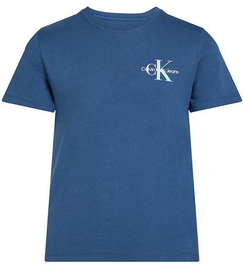 Se Calvin Klein T-shirt - Chest Monologo - Ensign Blue ved KidsWorld