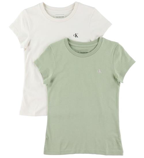 Se Calvin Klein T-shirt - 2-pak - Slim Monogram - Turtledove/Misty ved KidsWorld