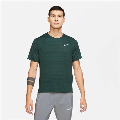 Se Nike Drifit Miler Løbe T-shirt S - T-shirts hos Magasin ved Magasin