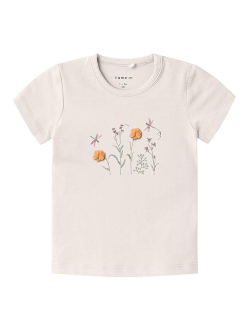 Se NAME IT Bluser & t-shirts 'HYRIA'  creme / lysegrøn / orange / lyserød ved About You