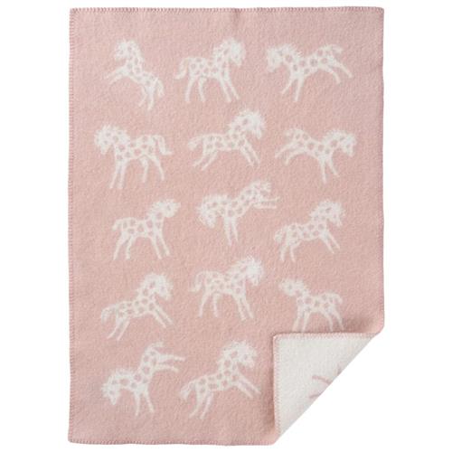 Se Klippan Yllefabrik Pony Tæppe Dusty Rose | Lyserød | 0 ved Babyshop