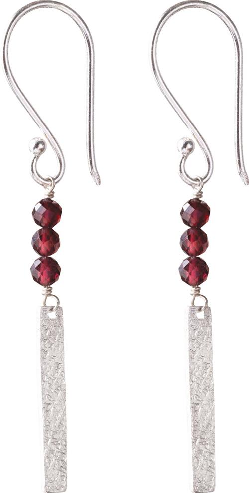 A Beautiful Story Bar Garnet Earrings SP 5cm - Øreringe hos Magasin