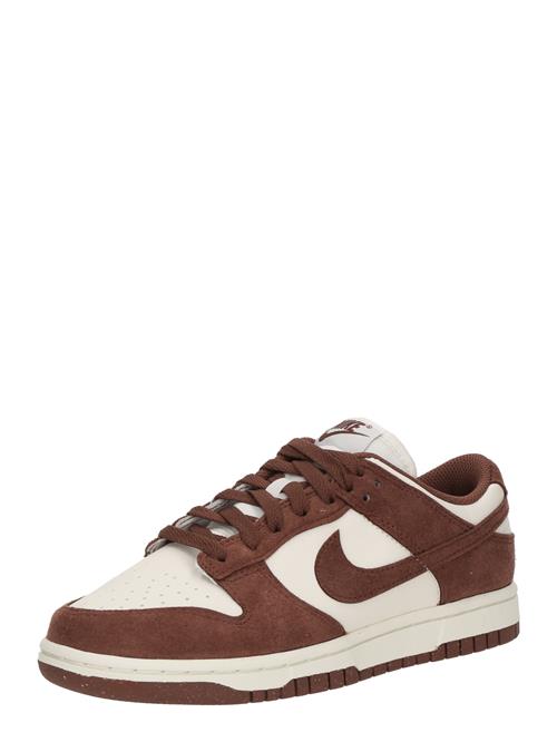 Se Nike Sportswear Sneaker low 'DUNK'  rustrød / hvid ved About You