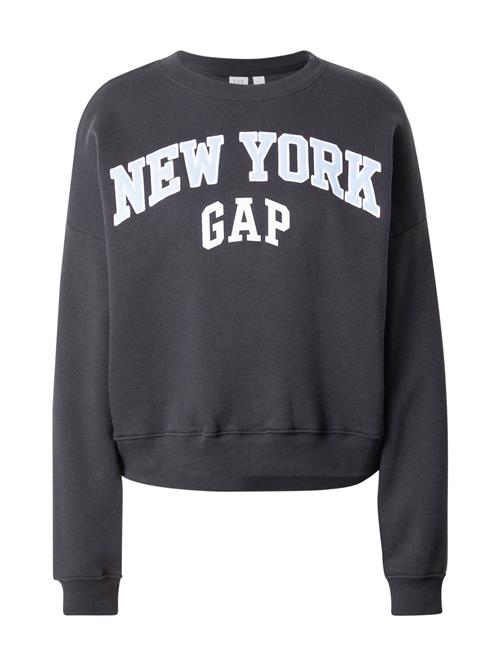 Se GAP Sweatshirt  pastelblå / sort / hvid ved About You