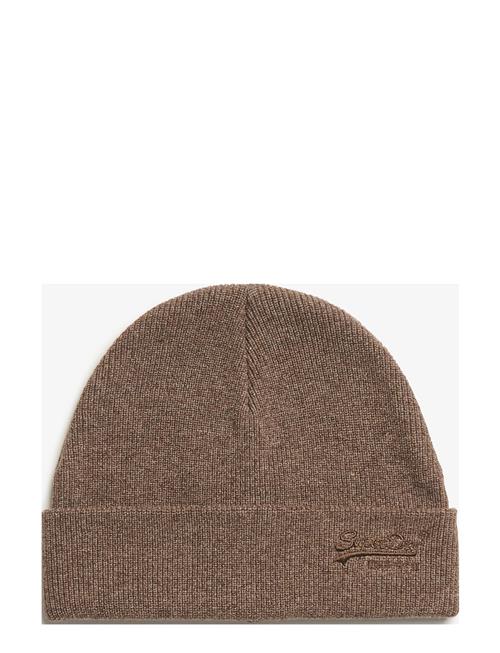 Se Superdry Essential Logo Knitted Beanie Superdry Brown ved Booztlet