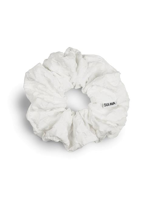 Se SUI AVA Daydream Scrunchie SUI AVA White ved Booztlet