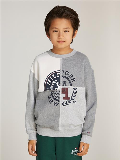 Tommy Hilfiger Monotype Spliced Printed CN Str 12 - Grey Heather Mix Sweatshirts hos Magasin