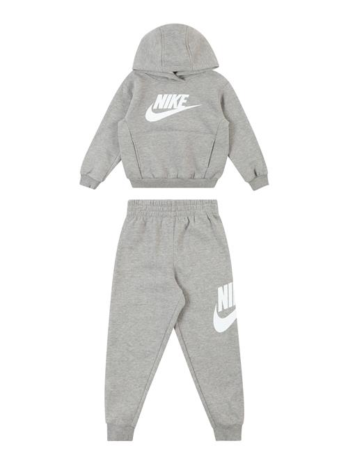 Se Nike Sportswear Joggingdragt  grå-meleret / hvid ved About You