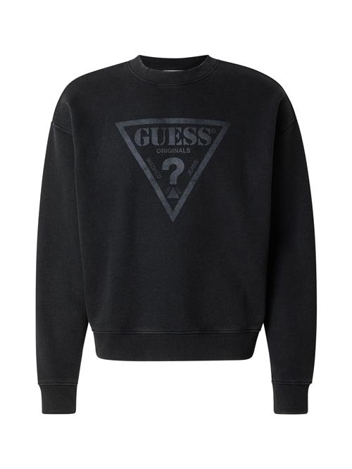 Se GUESS Originals Sweatshirt  grå / sort ved About You