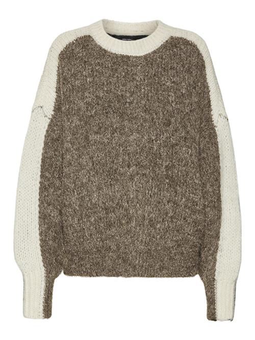 Se VERO MODA Pullover 'CORDELIA'  brun-meleret / offwhite ved About You