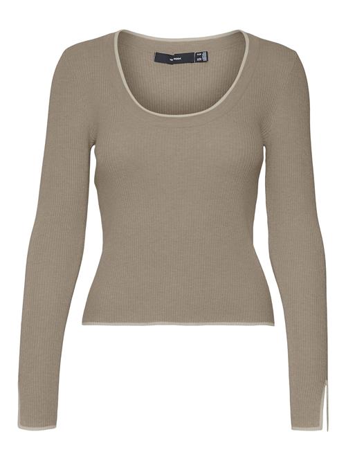 Se VERO MODA Pullover 'VMJoan'  mørkebeige / hvid ved About You