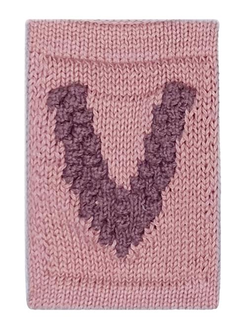 Se Smallstuff Knitted Letter V, Rose Smallstuff Pink ved Booztlet