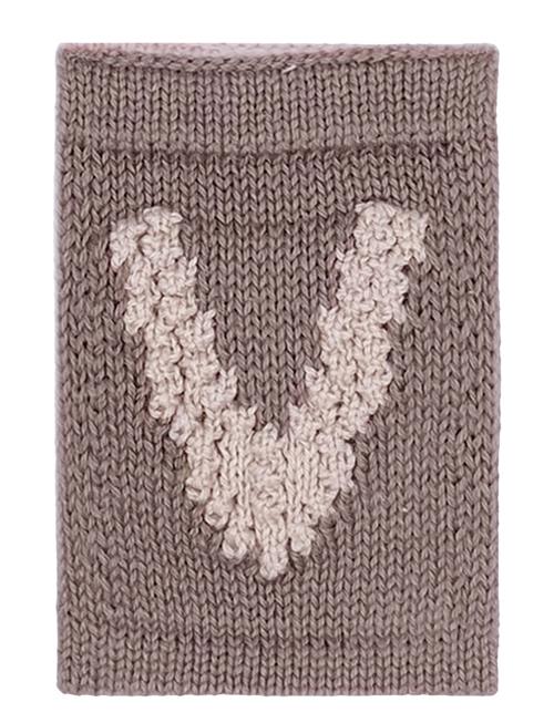 Se Smallstuff Knitted Letter V, Nature Smallstuff Beige ved Booztlet