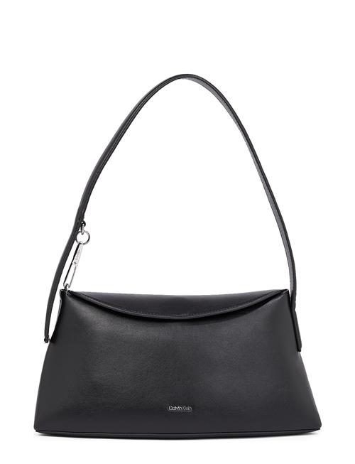 Se Calvin Klein Soft Sculpt Shoulder Bag Calvin Klein Black ved Booztlet